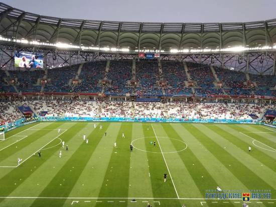 Зрители на «Волгоград Арене» следят за разминкой англичан и тунисцев