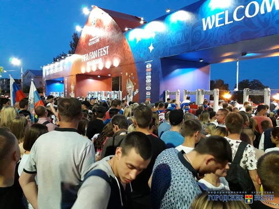 Тысячи волгоградцев пришли в фан-зону увидеть матч Россия – Египет