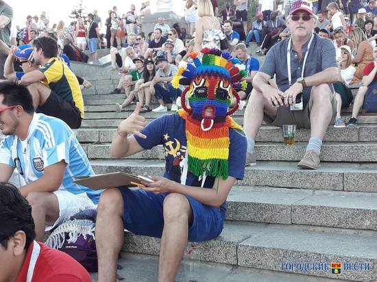 Полный интернационал: на Центральной набережной Волгограда собрались болельщики со всего света