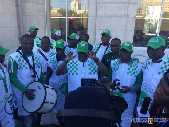 Нигерийские болельщики станцевали с барабанами на вокзале Волгограда