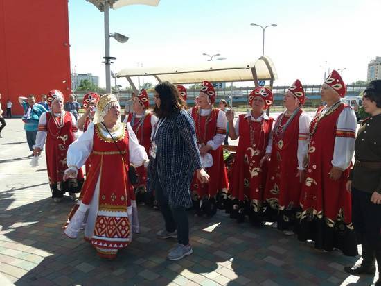 В Волгограде народный вокальный ансамбль закружил в танце иностранных болельщиков