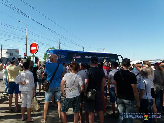 К «Волгоград Арене» подъехал автобус с исландскими футболистами