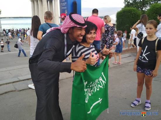 Волгоградцы на фан-фесте фотографируются с болельщиками в национальных костюмах