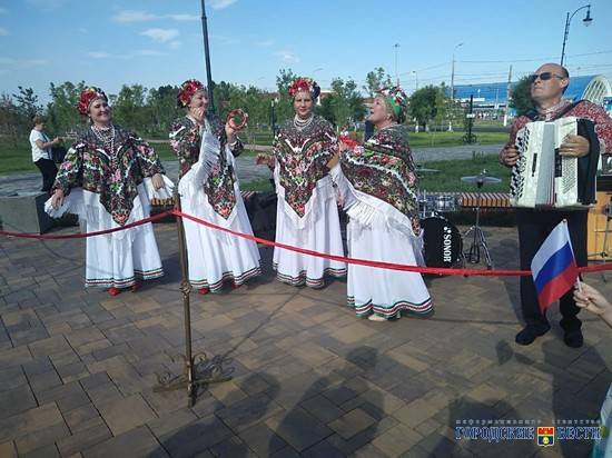 Гостей футбольного праздника в Волгограде развлекают русские народные ансамбли