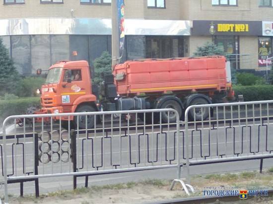 В Волгограде волонтеры бесплатно раздают воду болельщикам