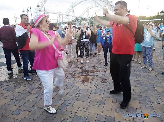 В Волгограде египтяне танцами поддерживают свою сборную после проигрыша