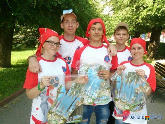 Полезные и памятные: в центре Волгограда волонтеры раздают наборы сувениров