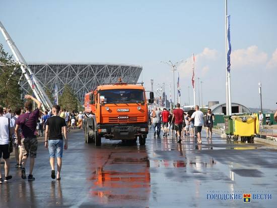 Волгоградские волонтеры спасают болельщиков от зноя бесплатной питьевой водой