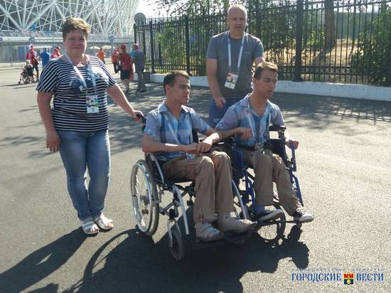 Близнецы в инвалидных колясках бесплатно увидят матч Япония – Польша