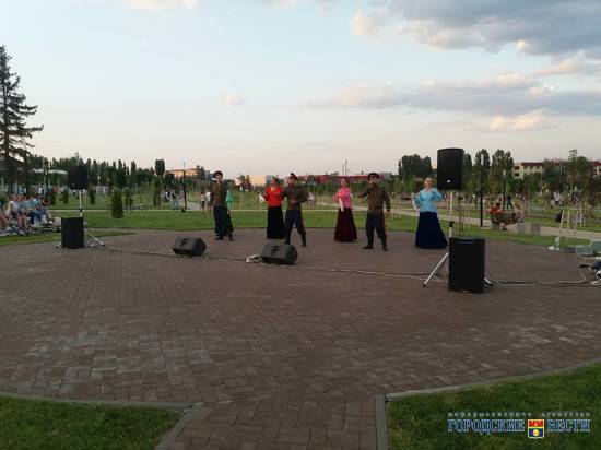 После матча Япония – Польша болельщиков развлекают казачьими песнями