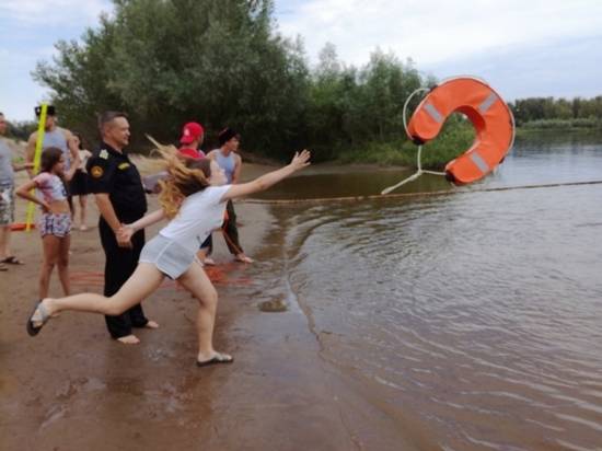 Спасатели провели для детей из «Орленка на Ахтубе» мастер-классы