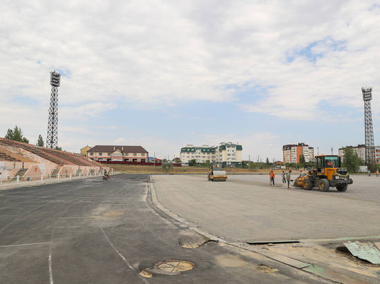 Андрей Бочаров проверяет ход реконструкции городищенского стадиона «Урожай»