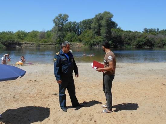 Волгоградские сотрудники МЧС учат детей плавать