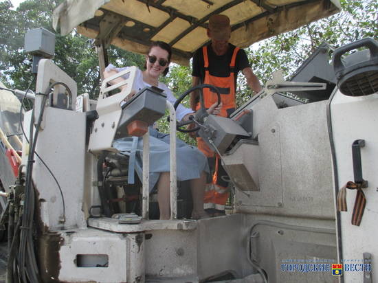 Почти как блендер: волгоградские дорожники превращают асфальт в крошку