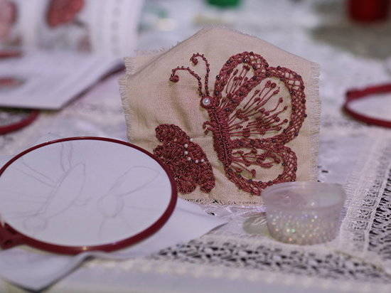 Плетение иглой: волгоградские журналисты освоили якобинскую вышивку