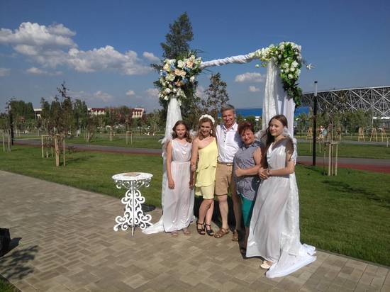 Танцы, песни и цветы: в центре Волгограда начался «Ромашкин день»