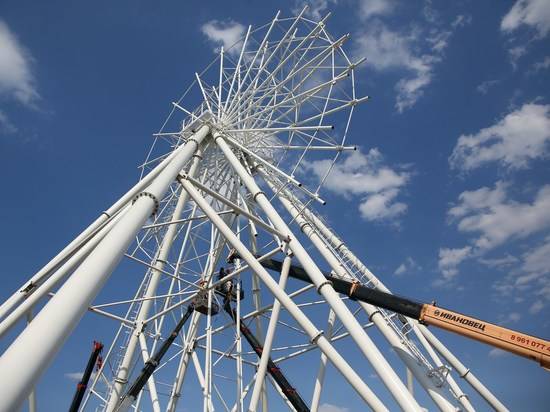 На «Волгоградском глазу» смонтировали первую половину круга