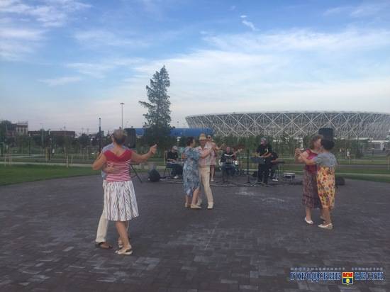 Волгоградцы кружатся в танце под выступление «Волгоградконцерта» в новом парке