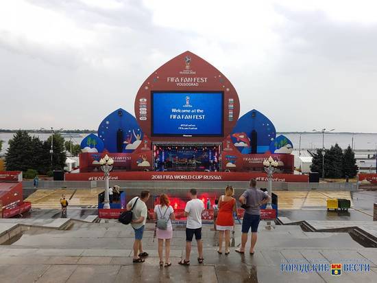 Волгоградцы под зонтами собираются на фан-фесте
