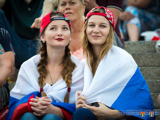 Сотни красивых волгоградок пришли на фан-фест в последний день его работы