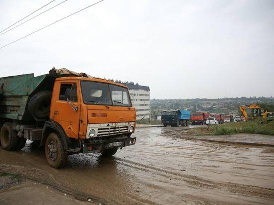 В Волгограде в микрорайоне Комарово 20 спецмашин ликвидируют последствия ливня
