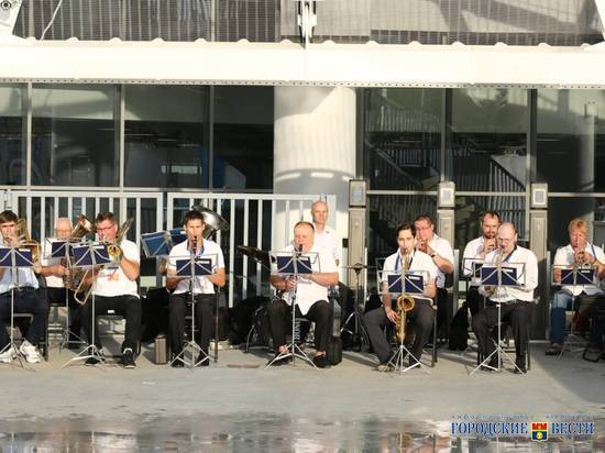 Болельщиков «Ротора» у «Волгоград Арены» встречает симфонический оркестр