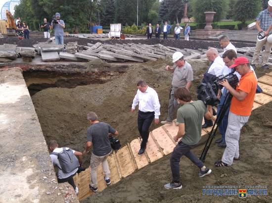 Андрей Бочаров инспектирует ход  благоустройства Центральной набережной