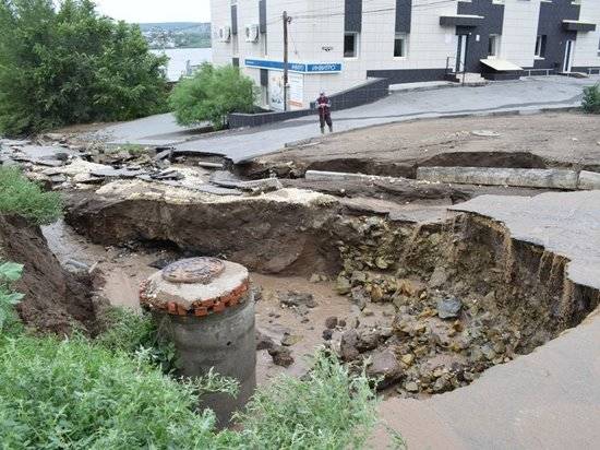 Сильный ночной ливень смыл дорогу в Камышине