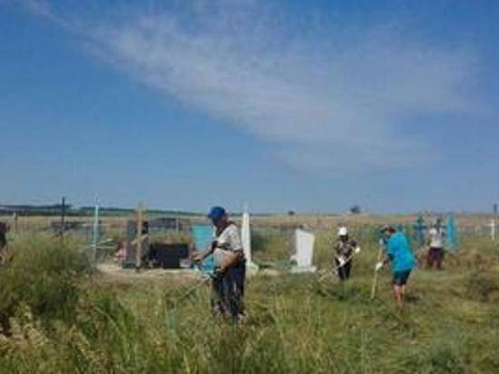 В Урюпинском районе трудовые десанты помогают убирать кладбища