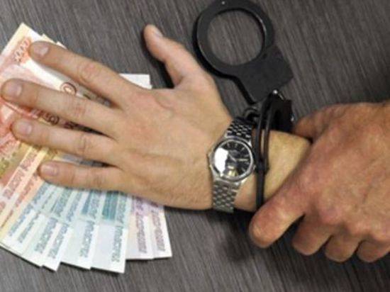 В Волгоградской области алиментщик пытался подкупить пристава 10 тысячами и бутылкой коньяка