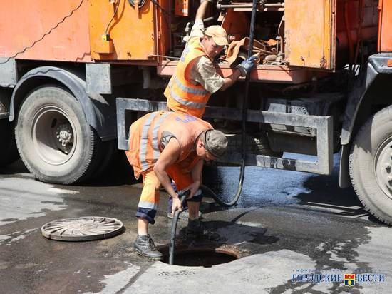 В Волгограде завершается промывка ливневок после аномальных дождей