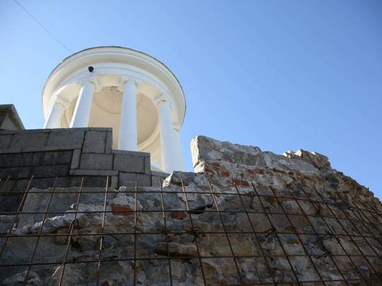 На набережной Волгограда восстанавливают гранитную стену ротонды