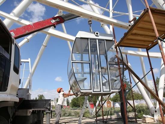 В Волгограде на колесе обозрения появились первые кабинки