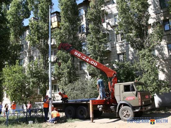 В двух районах Волгограда строят новые линии уличного освещения