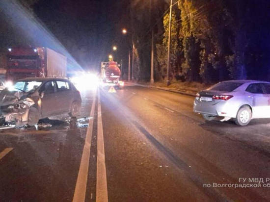 В Волгограде бензовоз разворотил две легковушки