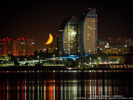 Закат месяца поймал в объектив волгоградский фотограф