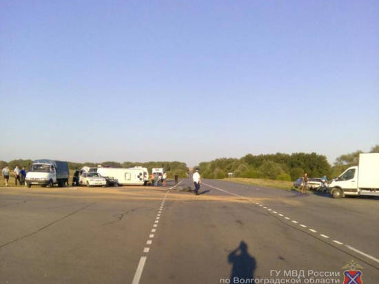 В Волгоградской области в ДТП погиб водитель перевернувшегося фургона