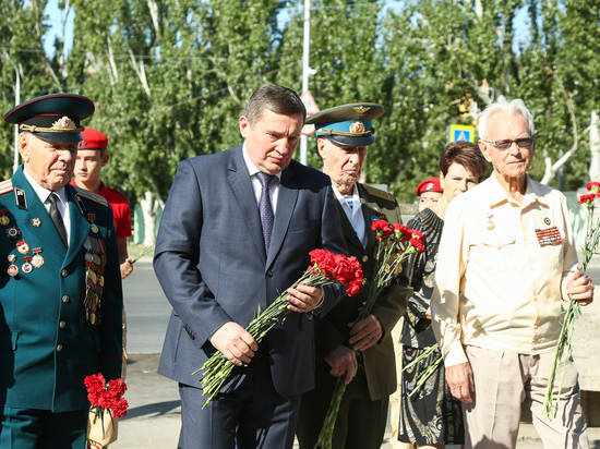 В Волгограде Андрей Бочаров почтил память жертв бомбардировки Сталинграда