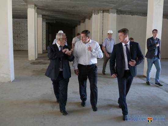 Андрей Бочаров проинспектировал строительство большой школы в Камышине
