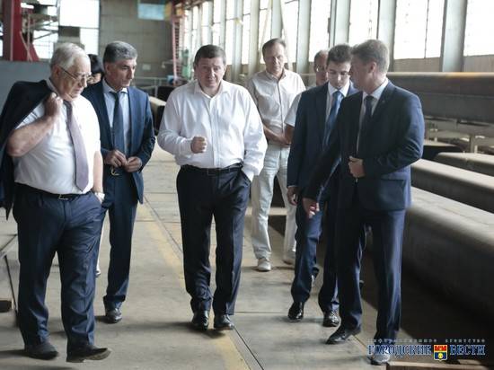 Работу кранового завода в Камышине проверил губернатор Андрей Бочаров