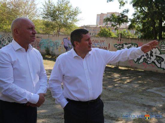 Андрей Бочаров проверил ход работ в парке «Сказка»