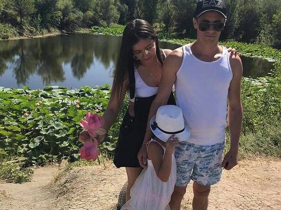 В соцсети опубликовали фото вандалов, срывающих краснокнижные лотосы в пойме