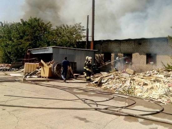 Пожарные 3,5 часа тушили пожар в промзоне города Волжского
