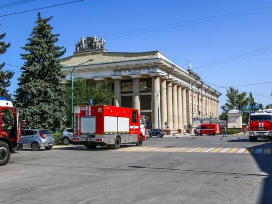 Из горевшего ДК  в Волжском  «эвакуировали» 15 человек