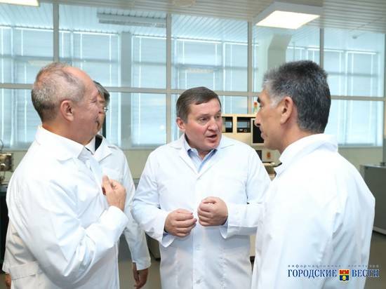 Андрей Бочаров в Волжском побывал на заводе радиоэлектроники «Метеор»