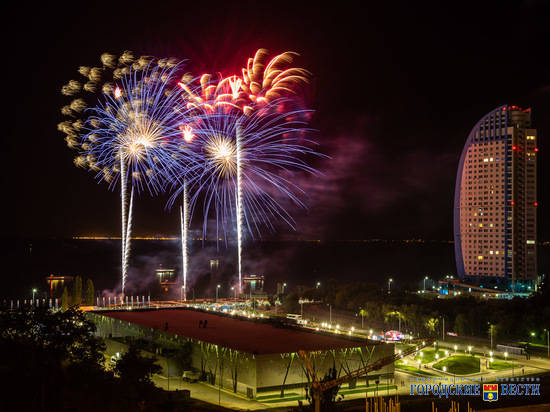 В Волгограде первый день празднования Дня города завершился салютом