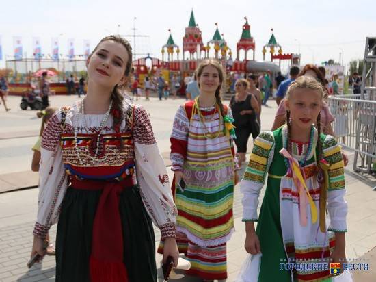 Волгоградцы наслаждаются концертом и делают снимки в фотозонах у музея «Россия - моя история»