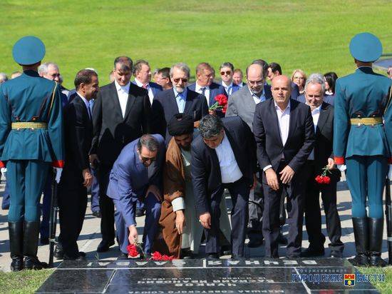 Участники межпарламентской комиссии России и Ирана возложили цветы на Мамаевом кургане