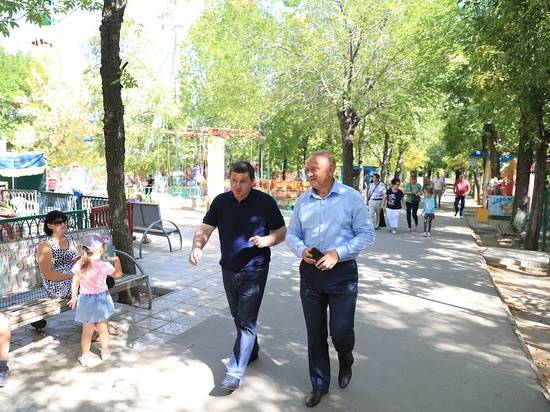 В Волжском Андрей Бочаров обсудил ход реконструкции Центрального парка