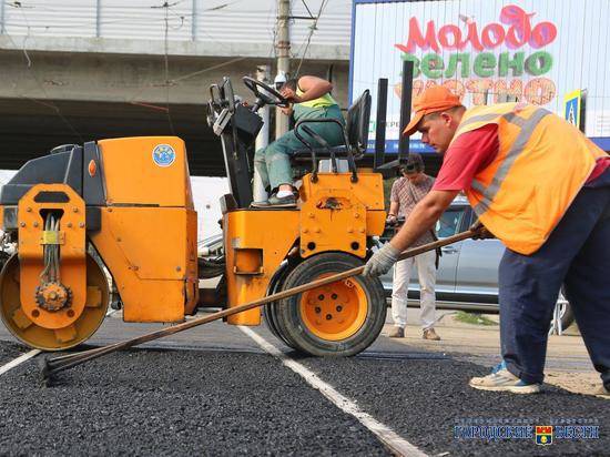 На Землячки в Волгограде отремонтировали половину трамвайного переезда